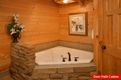 Cozy Cabin with an indoor Jacuzzi & Master Suite - Bearway to Heaven