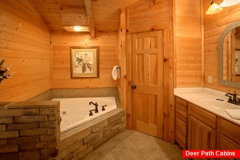 Rustic Cabin that Features an Indoor Jacuzzi Tub - Bearway to Heaven