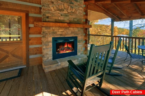 Cabin with outdoor Fireplace and Mountain View - Bearway to Heaven