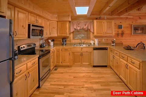 Luxury 3 bedroom Cabin with Spacious Kitchen - Dew Drop Inn