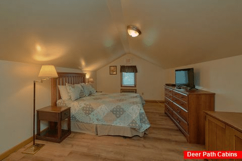 King Bedroom with TV in 6 bedroom vacation cabin - Relax Inn