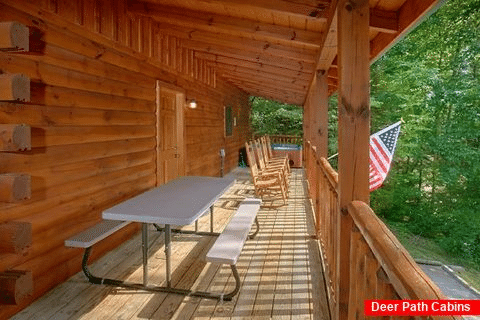 3 Bedroom Cabin with Picnic Table and Chairs - Lucky Logs Lodge