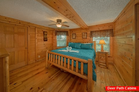 3 bedroom cabin with King size bedroom - A Step Away