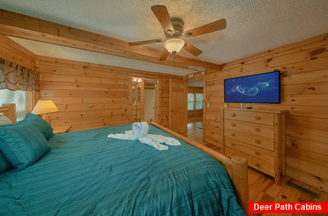 Cabin Master bedroom with Private Bathroom - A Step Away