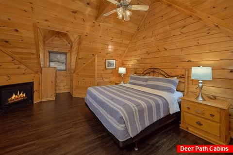 Luxurious Master Bedroom in 4 bedroom cabin - Fishin Hole